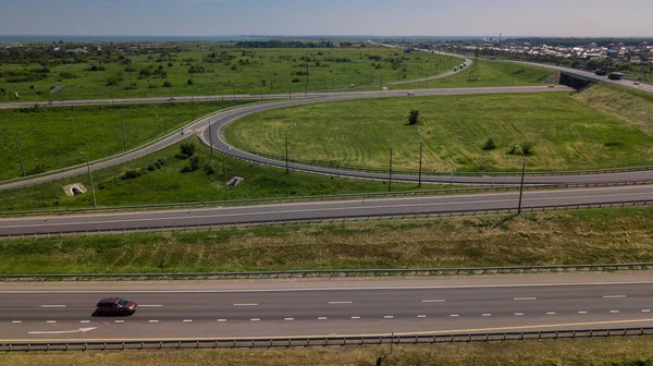 Vista aérea da intersecção rodoviária moderna na paisagem rural — Fotografia de Stock
