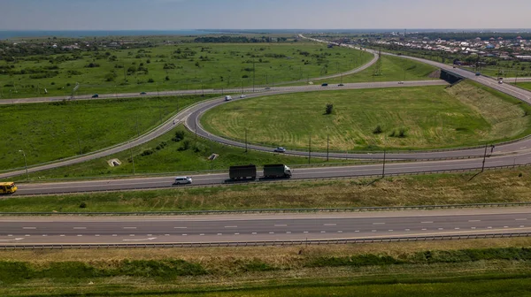 시골 풍경에 현대 고속도로 도로 교차로의 공중 보기 — 스톡 사진