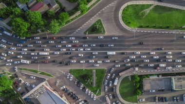 Drones Eye View - yukarıdan karayolu kavşağı üst görünümü, ulaşım konsepti