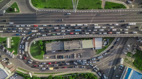 Drones Eye View - modern köprü trafik sıkışıklığı üst görünümü, ulaşım konsepti — Stok fotoğraf