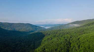 Güneşli sabahlarda Kafkasya Dağı'nın Havadan Manzara Görünümü.