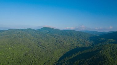 Güneşli sabahlarda Kafkasya Dağı'nın Havadan Manzara Görünümü.