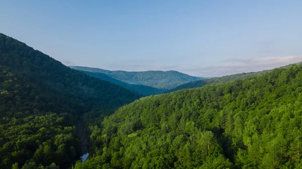 Luchtfoto landschap uitzicht op de Kaukasus berg op zonnige ochtend met mist. — Stockfoto