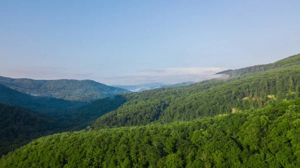 Vue Aérienne Du Paysage De La Montagne Du Caucase Au Matin Ensoleillé Avec Du Brouillard . — Photo