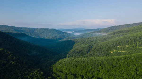 Paesaggio aereo Veduta della montagna del Caucaso al mattino di sole con nebbia . — Foto Stock