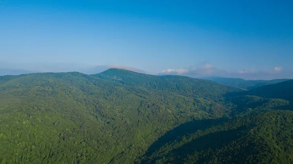 Güneşli sabahlarda Kafkasya Dağı'nın Havadan Manzara Görünümü.