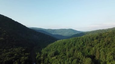Güneşli sabahlarda Kafkasya Dağı'nın Havadan Manzara Görünümü.