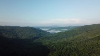 Güneşli sabahlarda Kafkasya Dağı'nın Havadan Manzara Görünümü.