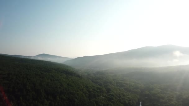 Εναέρια θέα στο ορεινό τοπίο του Καυκάσου το ηλιόλουστο πρωί με ομίχλη. — Αρχείο Βίντεο