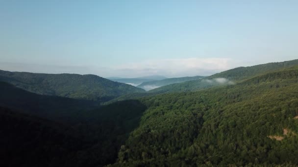 Luchtfoto landschap uitzicht op de Kaukasus berg op zonnige ochtend met mist. — Stockvideo
