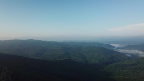 Paisaje aéreo Vista de la montaña del Cáucaso en la mañana soleada con niebla . — Vídeos de Stock