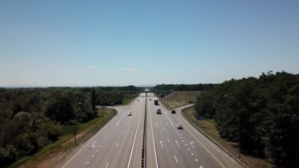 Vlieg over Highway Road Junction op het platteland met bomen en gecultiveerde velden. — Stockvideo