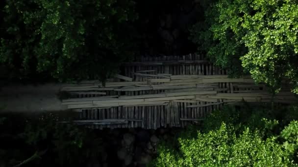 Top Down View van houten brug over de rivier in het Kaukasus regenwoud — Stockvideo