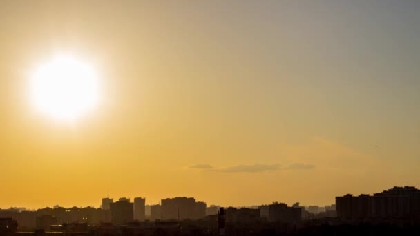 Схід сонця над міськими будівлями силуети . — стокове відео