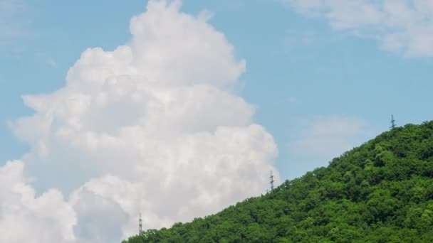 美しい曇り空のタイムラプスを背景に連続した電気パイロン. — ストック動画