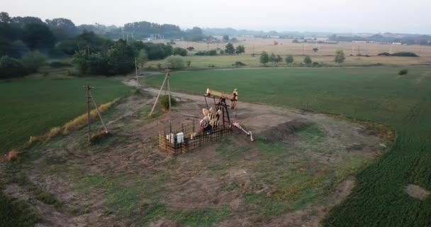 Pompa olejowa, wyposażenie przemysłowe. Miejsce na terenie ropy naftowej, pompy olejowe są uruchomione. — Wideo stockowe