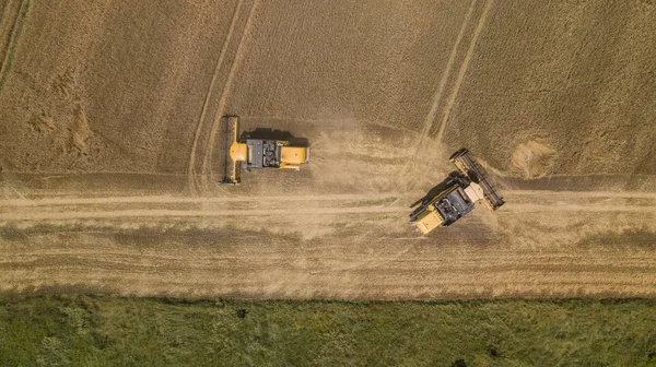 Vue du haut vers le bas des moissonneuses batteuses Machines agricoles. La machine pour récolter les céréales . — Photo