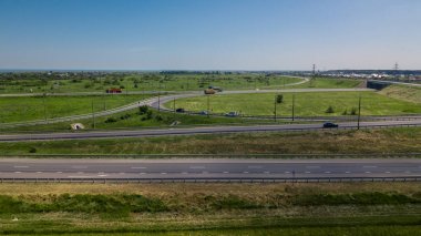 Kırsal peyzaj modern karayolu yol kavşağı havadan görünümü