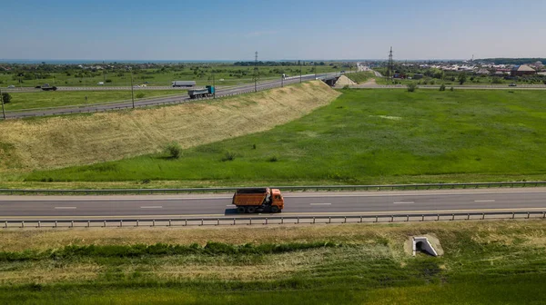 Vista aérea da intersecção rodoviária moderna na paisagem rural — Fotografia de Stock