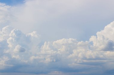 Kabarık bulutlar gökyüzü arka plan, doğal hava görünümü
