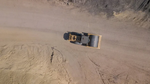 Vue du haut vers le bas de la patinoire est de sable roulant pendant la construction de la route . — Photo