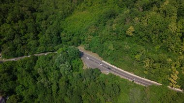 Drone havadan görünümü - Soçi, Rusya'da yüksek dağ geçidinden dolambaçlı yol.