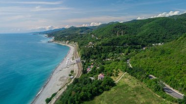 Drone havadan görünümü - Soçi, Rusya'da yüksek dağ geçidinden dolambaçlı yol.