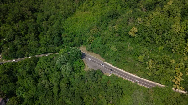 Drone havadan görünümü - Soçi, Rusya'da yüksek dağ geçidinden dolambaçlı yol.