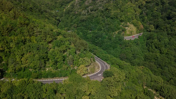 Luchtfoto van de drone-kronkelende weg van de hoge bergpas in Sotsji, Rusland. — Stockfoto