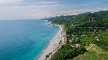 Drones Eye View - Soçi, Rusya yüksek dağ geçidinden dolambaçlı yol. Büyük yolculuk.