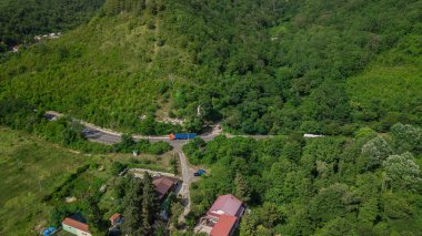 Birds Eye View - Soçi, Rusya yüksek dağ geçidinden dolambaçlı yol. Büyük yol gezisi yoğun ormanda yalak.