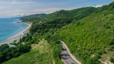 Havadan görünümü - Soçi, Rusya dağ yolu kıvrımlı yol. Büyük yol gezisi yoğun ormanda yalak.