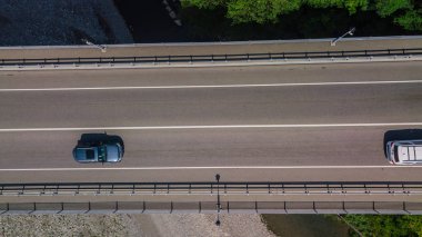 Yukarıdan aşağıya görünüm - Köprüde trafik