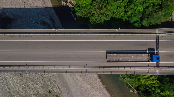 Visão de cima para baixo - Tráfego na ponte — Fotografia de Stock