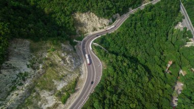 Drone havadan görünümü - Soçi, Rusya'da yüksek dağ geçidinden dolambaçlı yol.