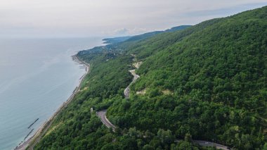 Drone havadan görünümü - Soçi, Rusya'da yüksek dağ geçidinden dolambaçlı yol.