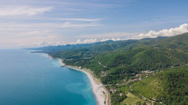 Drones Eye View - Soçi, Rusya yüksek dağ geçidinden dolambaçlı yol. Büyük yolculuk.