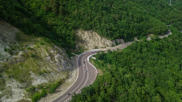 Luchtfoto van de drone-kronkelende weg van de hoge bergpas in Sotsji, Rusland. — Stockfoto