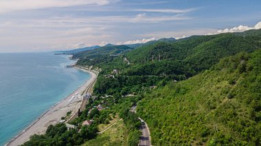 Drones Eye View - Soçi, Rusya yüksek dağ geçidinden dolambaçlı yol. Büyük yolculuk.