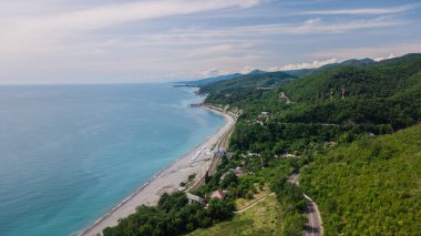 Drones Eye View - Soçi, Rusya yüksek dağ geçidinden dolambaçlı yol. Büyük yolculuk.