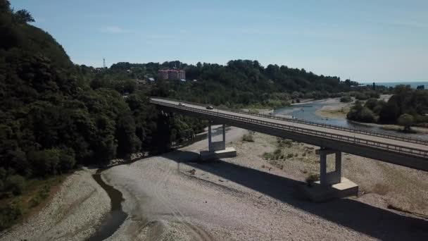 Vista aérea del tráfico en el puente, carretera de 2 carriles con coches — Vídeos de Stock