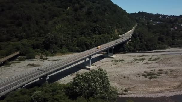 Pemandangan udara lalu lintas di jembatan, 2 jalur jalan dengan mobil — Stok Video