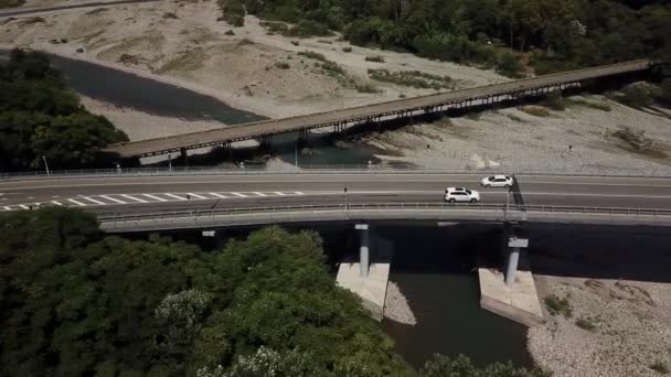 Vista aérea del tráfico en el puente, carretera de 2 carriles con coches — Vídeos de Stock