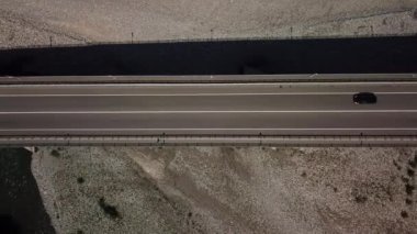 Yukarıdan aşağıya havadan görünüm - Köprüde trafik, araba ile 2 şeritli yol