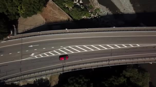 Вид сверху вниз с воздуха - Движение на мосту, 2 полосы дороги с автомобилями — стоковое видео