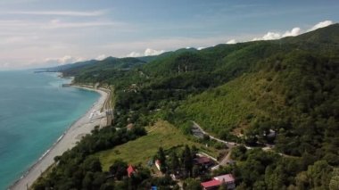 Havadan 4k video. Soçi yakınlarındaki Karadeniz sahil yolu. Güney Rusya'da doğal sahil yolları.