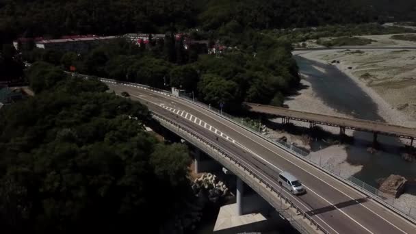 Воздушный обзор движения на мосту, 2 полосы дороги с автомобилями — стоковое видео