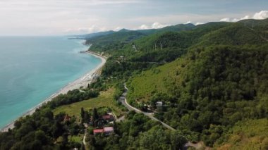 Karadeniz kıyıları boyunca, yol arabalar ile gider dağların üzerinde uçan. 4k video.