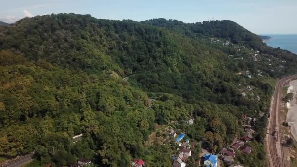 Carretera aérea con curvas desde el paso de alta montaña a Sochi, Rusia. Gran viaje por carretera . — Vídeos de Stock