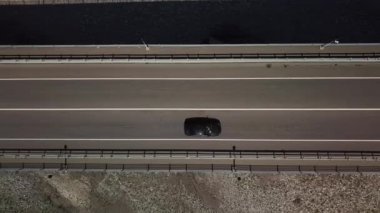 Yukarıdan aşağıya havadan görünüm - Köprüde trafik, araba ile 2 şeritli yol